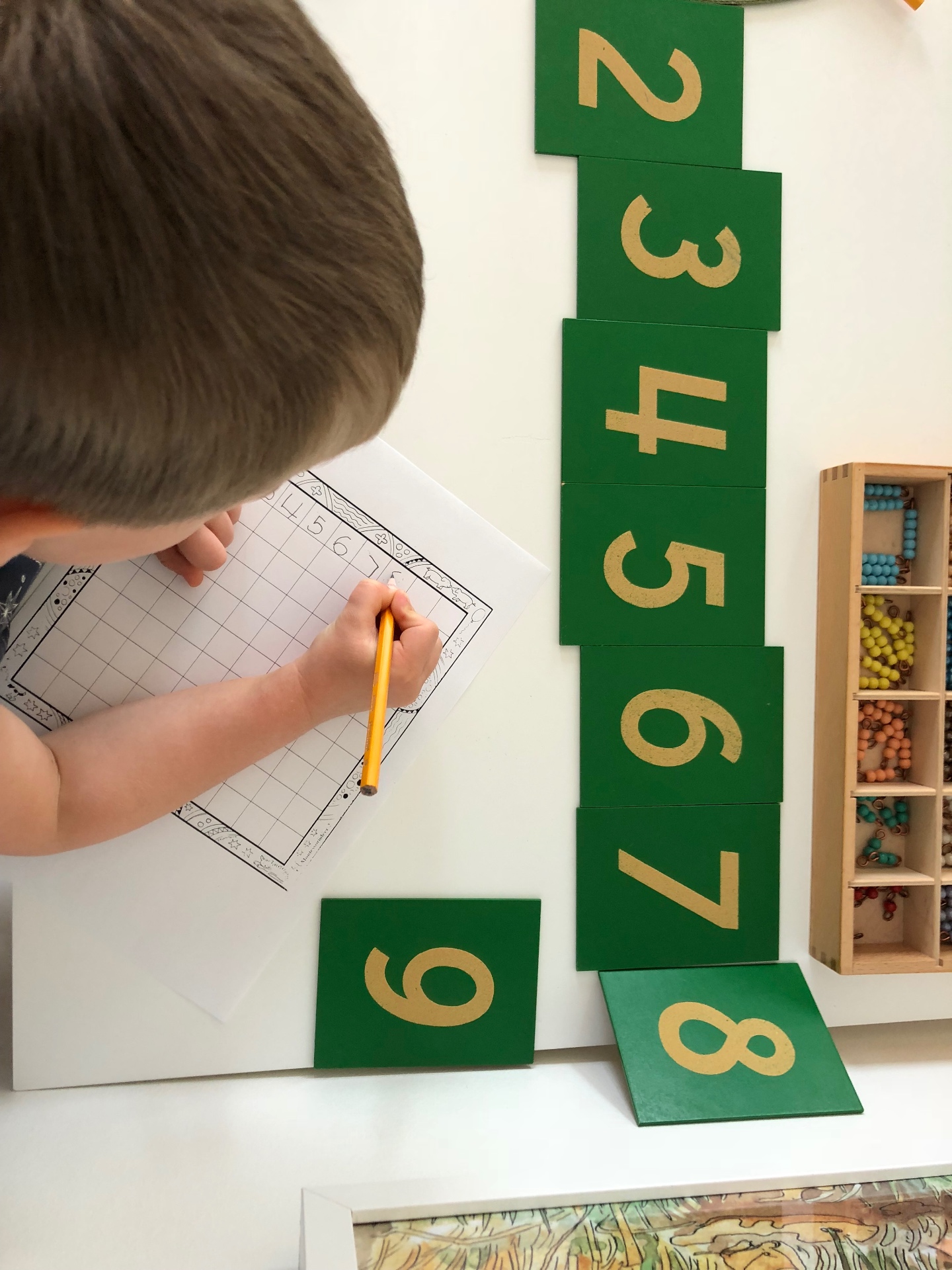 Barn arbetar med Montessoris sandpapperssiffror